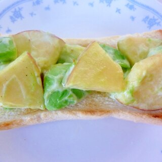 ☆アボカドとリンゴのヨーグルトサラダ風トースト☆